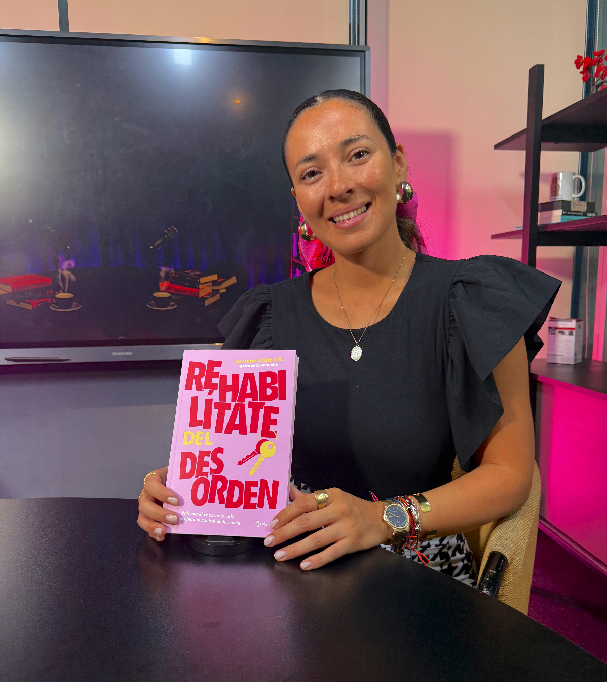 Javiera Castro sosteniendo su libro «Rehabilítate del desorden»